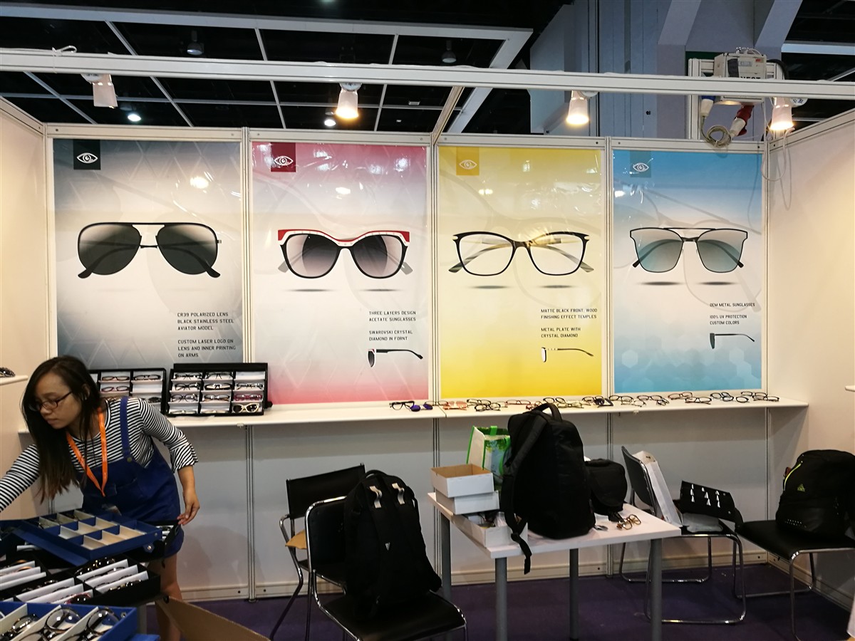 Esposizione prodotti nello stand di CNL Optics alla fiera in Corea